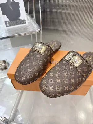 路易威登。爆款更新，懶人時裝款，採用LV專屬材料與頭層牛皮製造，內裡羊皮，百搭款舒適度非常完美。大底原版一比一開模，顏色分為五色，黑L白L卡L純白純黑，碼數35-41，出廠價580