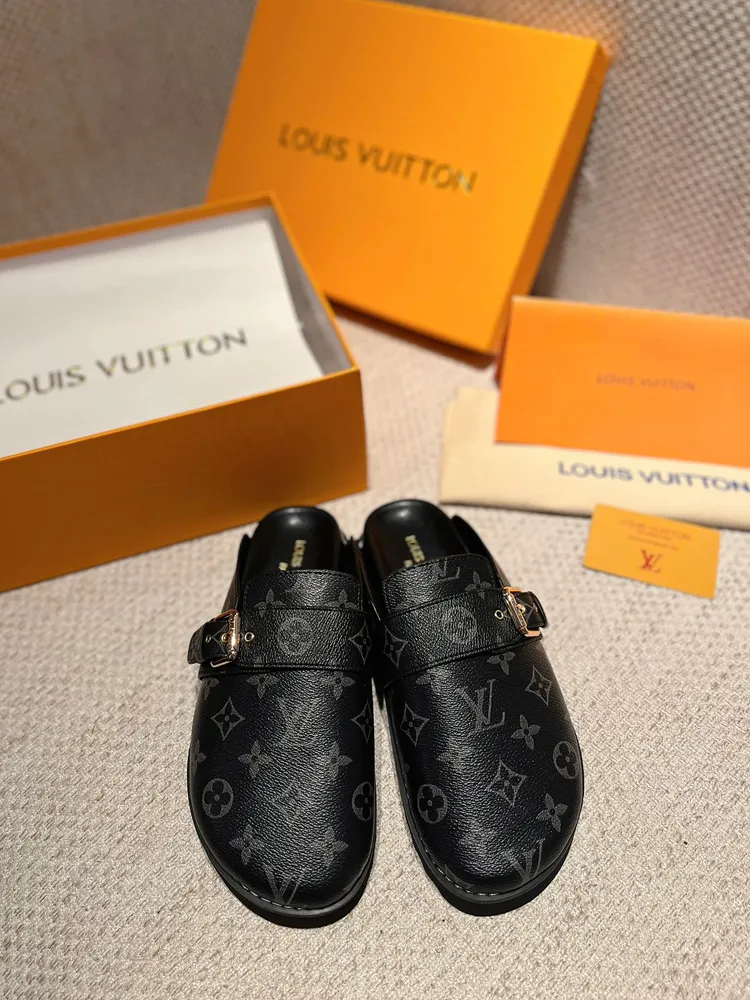 LV高版本早春款情侶款拖鞋，原版英國購入秀場出鏡率非常高，新的logo五金標識實在加分，設計獨具一格，低調又凸顯品牌魅力，半拖設計除了好穿、顯瘦， 穿膩了一成不變的拖鞋不妨試試這個，上腳簡直太好看了
