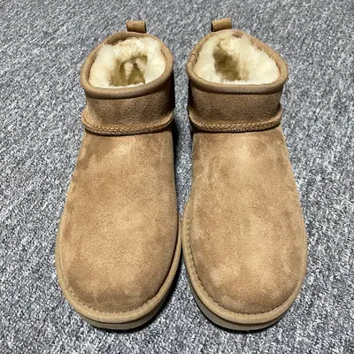 💰469 平臺外貿專供 UGG 中幫雪地靴 1116109 十年品牌製鞋代工廠生產線出品 注重每一處細節 隆豐A級真羊皮毛一體 完全遵循ZP工藝流程打造 尺碼：35 36 37 38 39 40 編號： 21YDEF39
