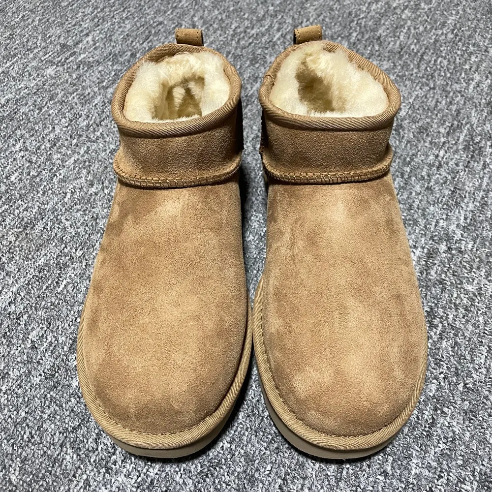💰469 平臺外貿專供 UGG 中幫雪地靴 1116109 十年品牌製鞋代工廠生產線出品 注重每一處細節 隆豐A級真羊皮毛一體 完全遵循ZP工藝流程打造 尺碼：35 36 37 38 39 40 編號： 21YDEF39