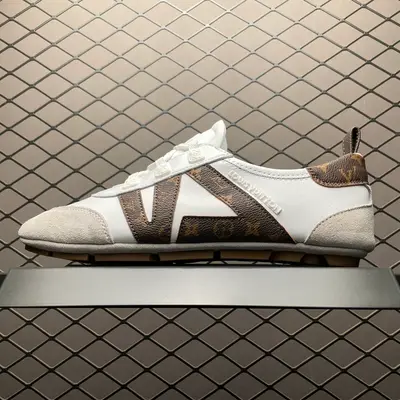 💰569 外貿走量專供 Louis Vuitton 春夏 Sneakerina 系列運動鞋 德訓鞋 平底鞋休閒鞋 該款以絲滑絨面牛皮革塑造流暢線條，兼具芭蕾舞鞋的輕盈構型和運動鞋的舒適質感，側面標識和Monogram 帆布後袢帶豐富細節 