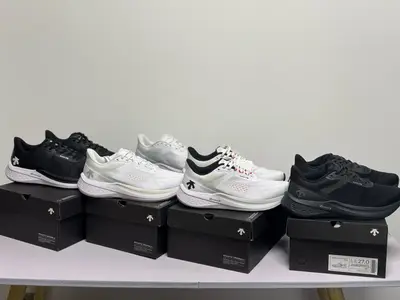 河源裸鞋品質💰740🉐  DESCENTE迪桑特跑步鞋男女同款。ENERZITE.  V3透氣回彈跑鞋。 39。40。40.5。 41。42。 42.5。 43。 44。 44.5。45。10號出貨到貨