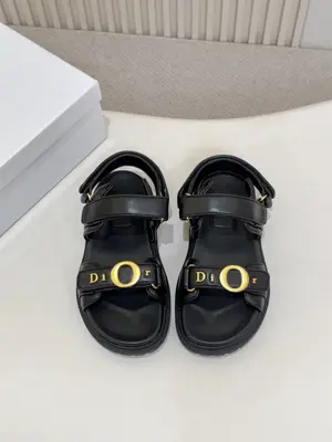 這款MyDior 涼鞋 熱賣價：650 由喬納森·安德森(Jonathan Anderson)傾情設計，時尚的設計突顯全新的Dior皮革製品標誌。羊皮革款式，搭配飾帶和厚底，可為本季的各式休閒造型增添活潑風格。