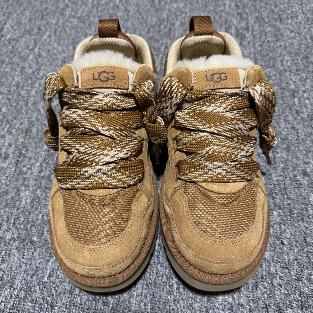 💰650【中性款】  平臺外貿專供 UGG Lowmel 梅爾 粗鞋帶款 中性雪地靴 麵包鞋 1144032 十年品牌製鞋代工廠生產線出品 注重每一處細節 隆豐A級真羊皮毛一體 完全遵循ZP工藝流程打造 內增小麥色加粗鞋帶一副 售後需配件