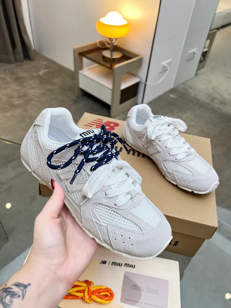 ￼ MIU MIU繆⁠繆‬ x New Balance NB530休閒‬運動鞋，當‬之無愧年度鞋‬王，Miu Miu x從New Balance 典⁠經‬！NB530運動‬鞋中汲取靈感，推出‬了‬自己的代迭‬版本530SL。該‬運動鞋採⁠用