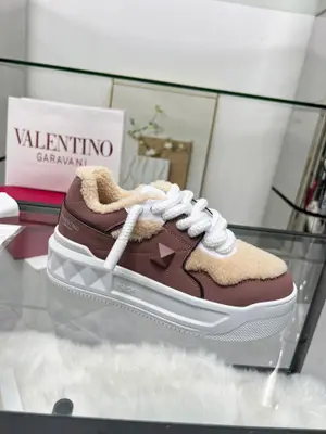 🔺Valentino🔺華倫天奴 pinkpp限定款   粗鞋帶  羊羔毛 情侶款 休閒鞋 ，Elsa Hosk張藝興 關曉彤等眾多明星同款 🔥 穿出了不一樣的隨性和時髦  鞋面全油邊