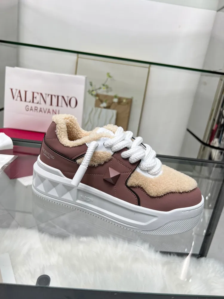 🔺Valentino🔺華倫天奴 pinkpp限定款   粗鞋帶  羊羔毛 情侶款 休閒鞋 ，Elsa Hosk張藝興 關曉彤等眾多明星同款 🔥 穿出了不一樣的隨性和時髦  鞋面全油邊