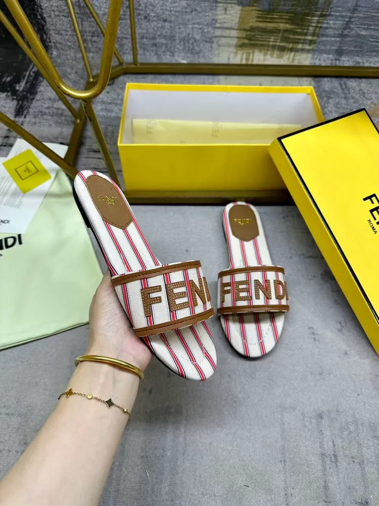 FENDI最新爆款，進口帆布字母刺繡，上腳舒適，35-42碼，橡膠大底P560，真皮大底P590