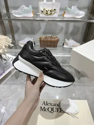 p710 ALEXANDER MCQUEEN/亞歷山大麥昆 2024春夏男Sprint運動情侶款 鞋側面飾有時尚個性字母seal Logo標誌 2層全皮工藝 高版本油邊 內裡羊皮 牛皮墊腳，不脫層不褪色，最新精美全套包裝 另配有一幅鞋帶 女