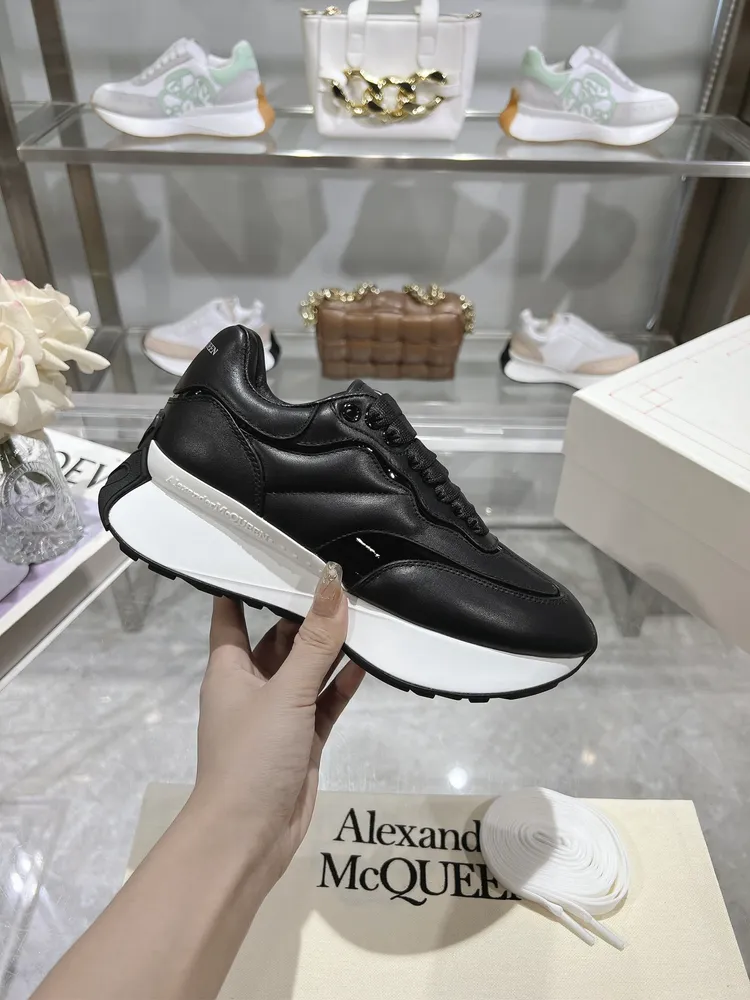 p710 ALEXANDER MCQUEEN/亞歷山大麥昆 2024春夏男Sprint運動情侶款 鞋側面飾有時尚個性字母seal Logo標誌 2層全皮工藝 高版本油邊 內裡羊皮 牛皮墊腳，不脫層不褪色，最新精美全套包裝 另配有一幅鞋帶 女