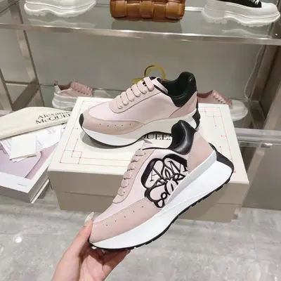 出廠價710 頂版上新ALEXANDER MCQUEEN/亞歷山大麥昆 2023春夏男女Sprint運動情侶款 鞋側面飾有時尚個性字母seal Logo組合雕花標誌 內裡羊皮 牛皮墊腳 最新精美全套包裝 另配有一幅鞋帶 35-45