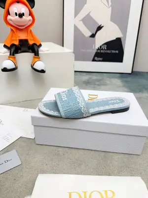Dior 2026春夏系列拖鞋，精緻優雅。鞋面5D設計，Dior標誌超有辨識度，日常或度假都能輕鬆駕馭。Oblique壓紋是Dior經典元素，搭配蕾絲刺繡，法式浪漫氛圍感拉滿！鞋底輕便，長時間穿也不累，實用又時髦，是春夏必入單品～