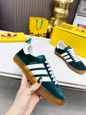 重磅聯名 Adidas｜GUCCI🔥三葉草logo與標誌性三條杆為設計元素☘️將其與獨屬於的GUCCI 雙方選擇adidas originals經典鞋型 Gazalle為藍本，生膠鞋底搭載三葉草和GUCCI logo，蟒蛇紋、絨面、麂皮等