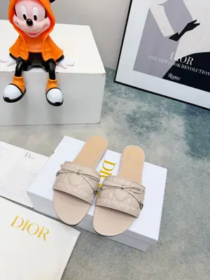 春夏新款Dior D-Lane 迪奧拖鞋，經典風格。黑色牛皮革鞋面展示5D電秀藤格紋圖案，飾以金色飾面金屬 CD扣標誌，彰顯時尚氣質。加墊皮革內底打造舒適的穿著體驗，簡約的設計便於穿脫，打造休閒的造型。