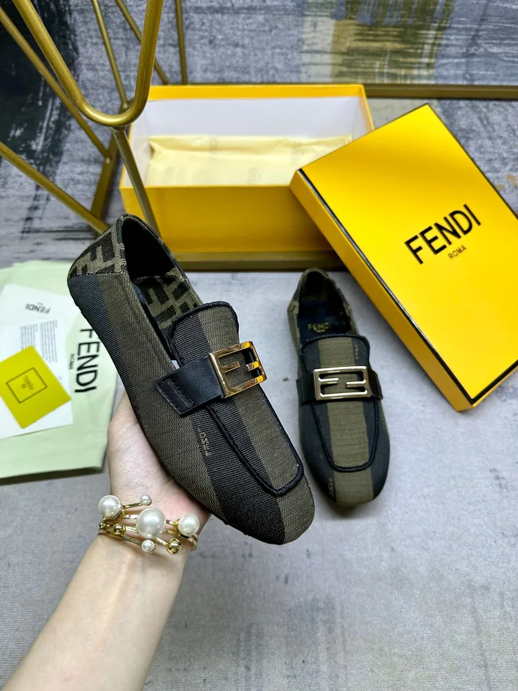 最新FENDI 樂福鞋，雙色條紋帆布面料，刺繡包邊，金色扣件，羊皮墊腳，35-42碼，跑量價590