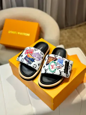 💦驢家拖鞋💦）p560情侶款 最新款💋-- LOUIS VUITTON  |  路易威登 𝐬𝐬 最新時尚休閒半拖鞋～代購級💥當季最新潮品 ✨眾多博主紛紛種草，入購原版開模定製，鞋面採用牛仔LV字母工藝配上五金大logo，鏤空組合