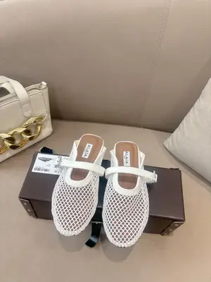 P615 2026 ✨Alaïa這款漁網瑪麗珍鞋，鏤空網面+一字扣帶，復古又時髦！黑色網面透氣，夏天穿超舒服，平底設計日常通勤、休閒都OK👡。內襯柔軟貼合，舒適度滿分，法式優雅+現代感，裙裝牛仔褲都能搭，輕鬆切換多種風格💃。