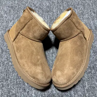 💰530   平臺外貿專供 UGG 女士雪地靴 1016222 十年品牌製鞋代工廠生產線出品 注重每一處細節 隆豐A級真羊皮毛一體 完全遵循ZP工藝流程打造 尺碼：35 36 37 38 39 40 編號： 23YDEF39