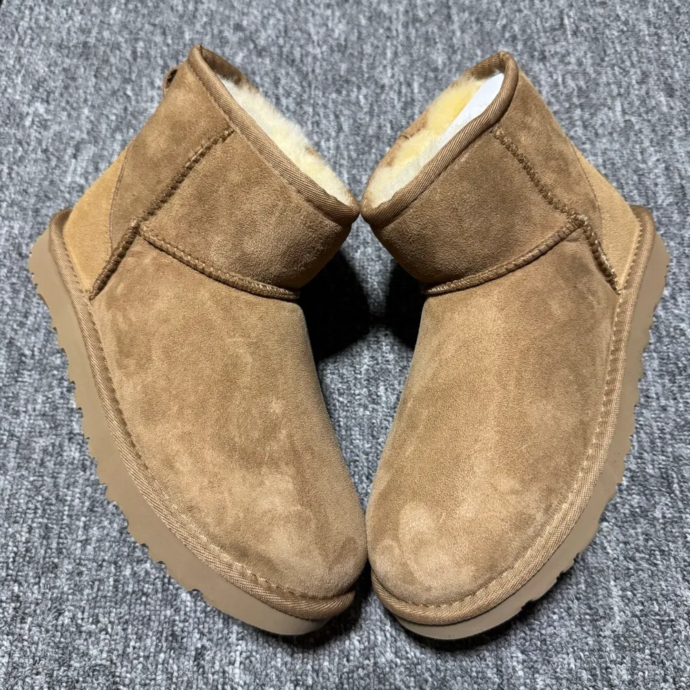 💰530   平臺外貿專供 UGG 女士雪地靴 1016222 十年品牌製鞋代工廠生產線出品 注重每一處細節 隆豐A級真羊皮毛一體 完全遵循ZP工藝流程打造 尺碼：35 36 37 38 39 40 編號： 23YDEF39