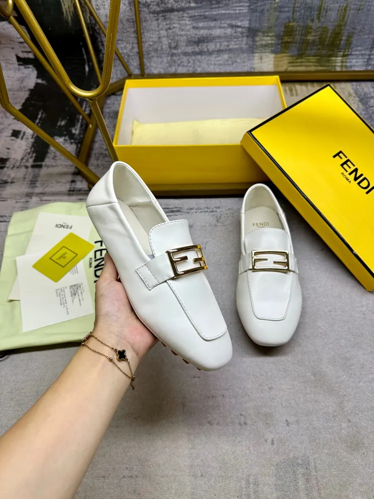 最新FENDI 樂福鞋，軟羊皮面料，金色扣件，羊皮內裡墊腳，35-42碼，跑量價610