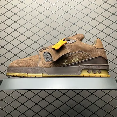 純原Louis Vuitton 路易威登 LV Trainer 低幫休閒板鞋 海淘代購同渠道品質 高階零售 外貿充正專供 原版購入開發 ZP級全套包裝 完美楦型 正確卡色 大底TPU 質感媲美原版 細節與原版一致 請注意區分市面通貨材 尺碼