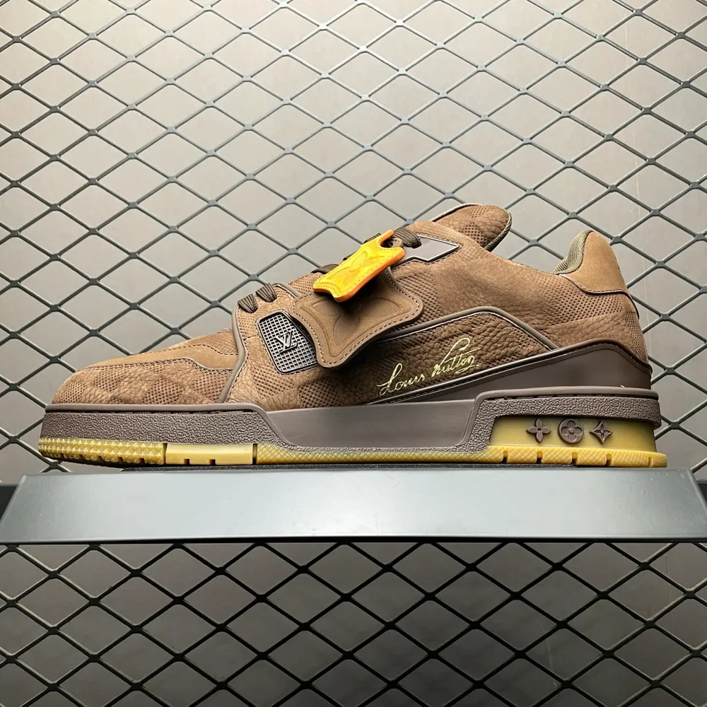 純原Louis Vuitton 路易威登 LV Trainer 低幫休閒板鞋 海淘代購同渠道品質 高階零售 外貿充正專供 原版購入開發 ZP級全套包裝 完美楦型 正確卡色 大底TPU 質感媲美原版 細節與原版一致 請注意區分市面通貨材 尺碼