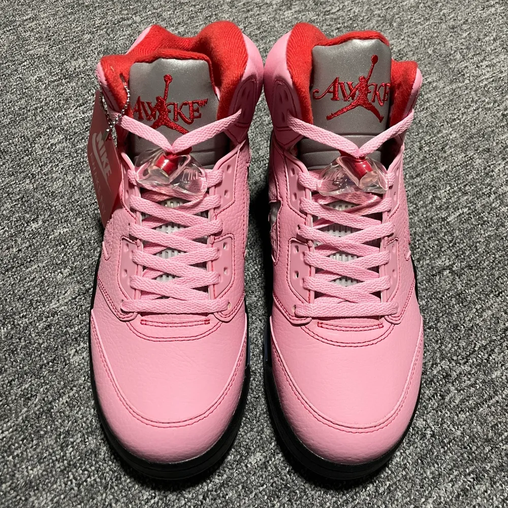 純原Awake NY x Air Jordan 5 Retro AJ5喬5 男子文化籃球鞋 DV4982-004 該款配色以以“北及粉”為主調，搭配金屬銀、大學紅、黑色、白色及透明點綴，視覺衝擊力拉滿 ，鞋面融入Awake NY標誌性Log
