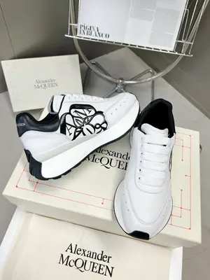 出廠價710 官網同步上新ALEXANDER MCQUEEN/亞歷山大麥昆 2023春夏男女Sprint運動情侶款 鞋側面飾有時尚個性字母seal Logo組合雕花標誌 內裡網 牛皮墊腳 最新精美全套包裝 另配有一幅鞋帶 35-45