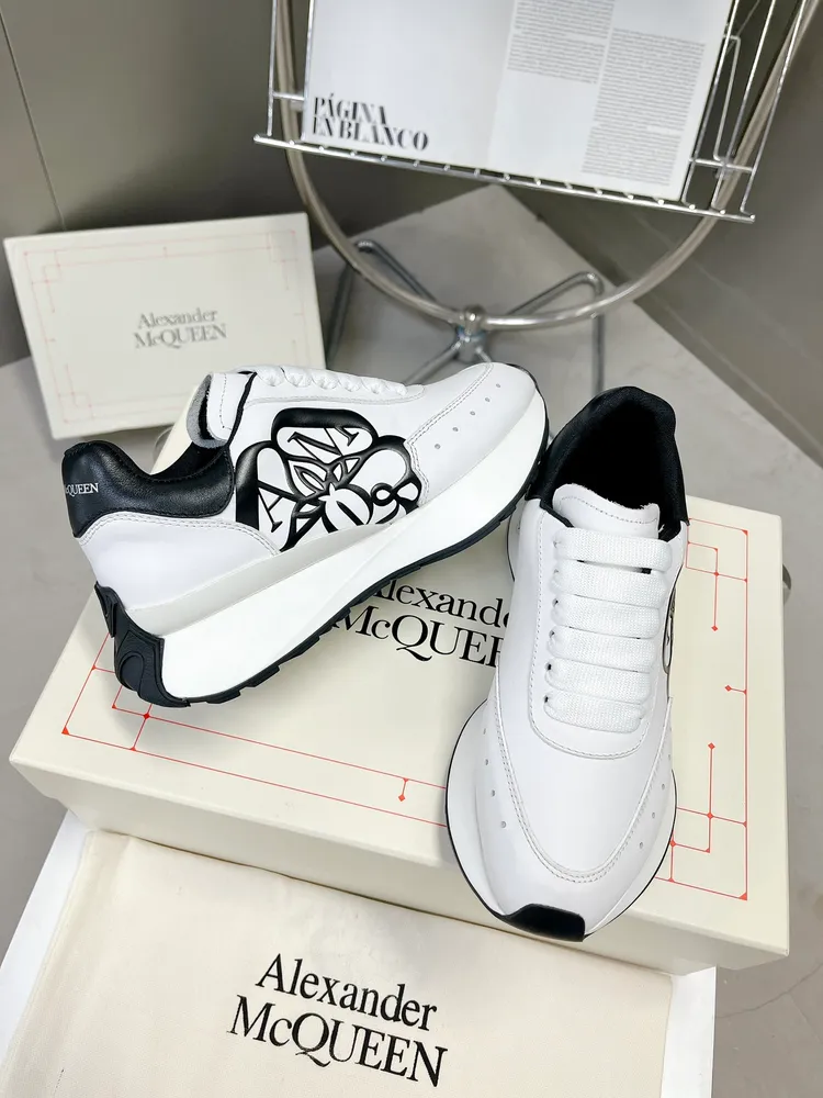 出廠價710 官網同步上新ALEXANDER MCQUEEN/亞歷山大麥昆 2023春夏男女Sprint運動情侶款 鞋側面飾有時尚個性字母seal Logo組合雕花標誌 內裡網 牛皮墊腳 最新精美全套包裝 另配有一幅鞋帶 35-45