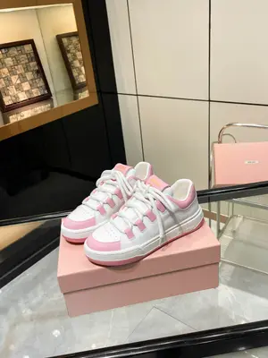 miumiu新款擦色髒髒小白鞋依舊經典時尚