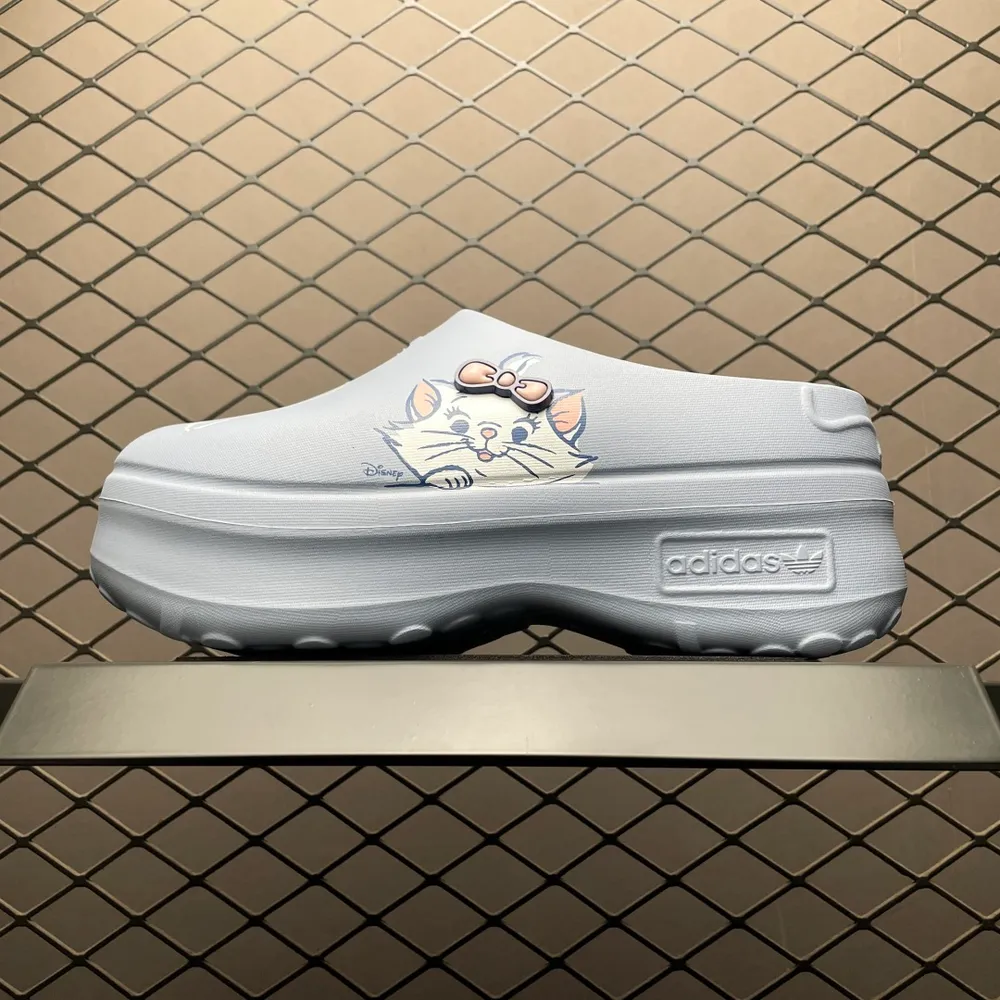 💰450   Disney x AD 阿迪 AdiFOM Stan Smith Mule 慕勒 迪士尼聯名 輕便休閒涼鞋拖鞋 JR4245 廚師鞋 輕鬆腳感 一穿即走 這款拖鞋旨在致敬經典的Stan Smith 簡約鞋面和後跟細節靈感源於