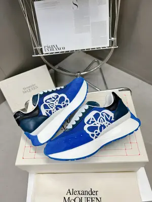 出廠價710 頂版上新ALEXANDER MCQUEEN/亞歷山大麥昆 2023春夏男Sprint運動情侶款 鞋側面飾有時尚個性字母seal Logo組合雕花標誌 內裡網 牛皮墊腳，不脫層不褪色，最新精美全套包裝 另配有一幅鞋帶 35-45