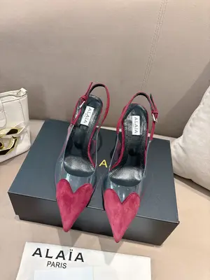 P660 ALAÏA2026 春夏HighLove坡跟穆勒鞋 標誌性愛心鞋頭+透明PVC拼接，辨識度超高!漆皮與裸色透明材質結合，視覺輕盈，坡跟設計拉長腿部線條，穿著更穩