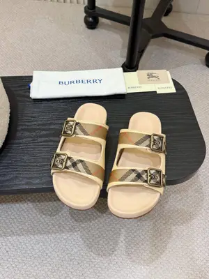 💰編織面P640元！ Burberry2025爆款拖鞋出爐，選用柔軟反絨面革面料打造，於義大利工坊精製而成。融入格紋圖案壓花，搭配壓紋鞋底，其上點綴典藏品牌徽標。設有可調式 B 字型釦環束帶，裝飾提花精紡的標誌性沙色 Burberry 格