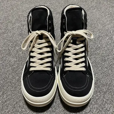 💰850 純原版本 Rick Owens 瑞克 歐文斯 高幫休閒鞋 高階零售外貿專供品質 升級原楦原紙版開發版型 外加定製保護盒 鞋盒質感拉滿 雖然增加不了多少實質的成本 但是打磨產品的細節 再微小也會還原 尺碼：36 37 38 39 