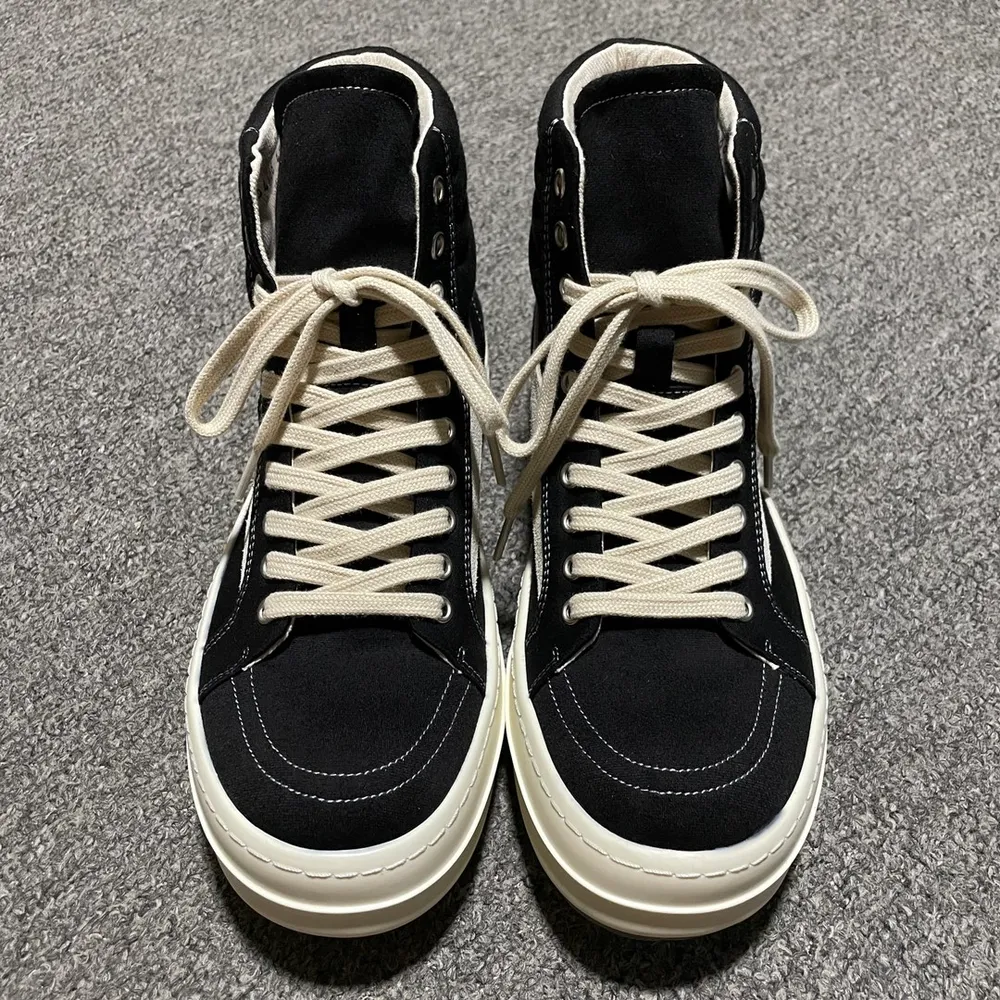 💰850 純原版本 Rick Owens 瑞克 歐文斯 高幫休閒鞋 高階零售外貿專供品質 升級原楦原紙版開發版型 外加定製保護盒 鞋盒質感拉滿 雖然增加不了多少實質的成本 但是打磨產品的細節 再微小也會還原 尺碼：36 37 38 39 
