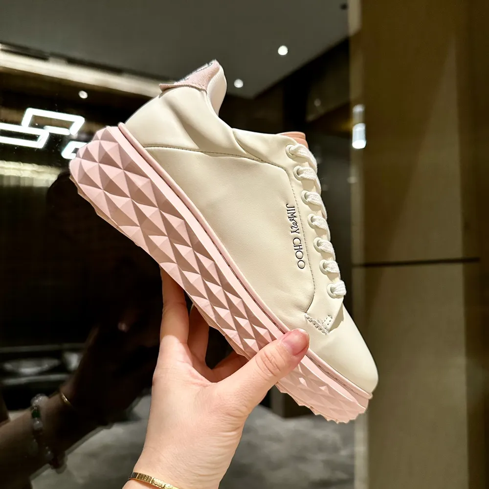 2024、新款吉米周 JIMMY CHOO ，獨家發售，工廠價格批680、原版大底休閒小白鞋，採用最新工藝設計，立體感強👍多種工藝融合一起，顛覆時尚，超級有型！搭配超美。原版一比一
