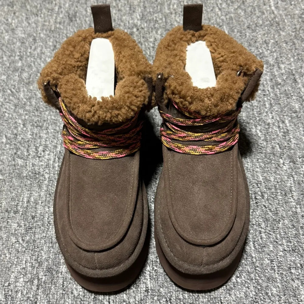 💰620   平臺外貿專供 UGG 女款雪地靴 1143954 十年品牌製鞋代工廠生產線出品 注重每一處細節 隆豐A級真羊皮毛一體 完全遵循ZP工藝流程打造 尺碼：35 36 37 38 39 40 編號： 31YDEF39