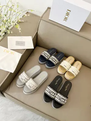 Dior 迪奧 春夏新款 IVIETA DWAY 果凍色平底一字拖拼色女鞋  CD字母logo立體刺繡厚底圓頭露趾拖鞋 原版開發市面頂級版本，腳感柔軟細膩，舒適度極高。
