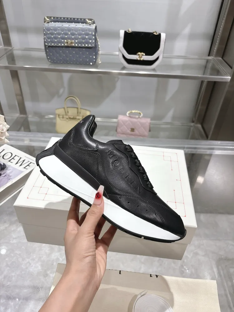 ALEXANDER MCQUEEN/亞歷山大麥昆 2025春夏新款Sprint運動情侶款 鞋側面飾有時尚個性字母seal Logo標誌 牛皮工藝 羊皮內裡 牛皮墊腳透氣防掉色. 原版1:1大底，最新精美全套包裝 另配有一幅鞋帶 35-45