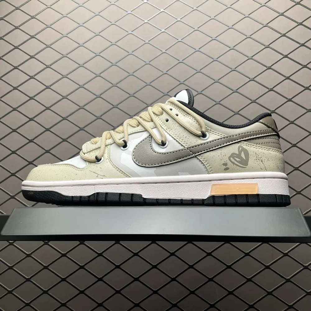 💰660 純原NK Dunk Low 客制款 低幫休閒板鞋 CW1590-100 尺碼：35.5 36 36.5 37.5 38 38.5 39 40 40.5 41 42 42.5 43 44 44.5 45 46 編號：35UFEEJ