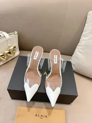P660 ALAÏA2026 春夏HighLove坡跟穆勒鞋 標誌性愛心鞋頭+透明PVC拼接，辨識度超高!漆皮與裸色透明材質結合，視覺輕盈，坡跟設計拉長腿部線條，穿著更穩