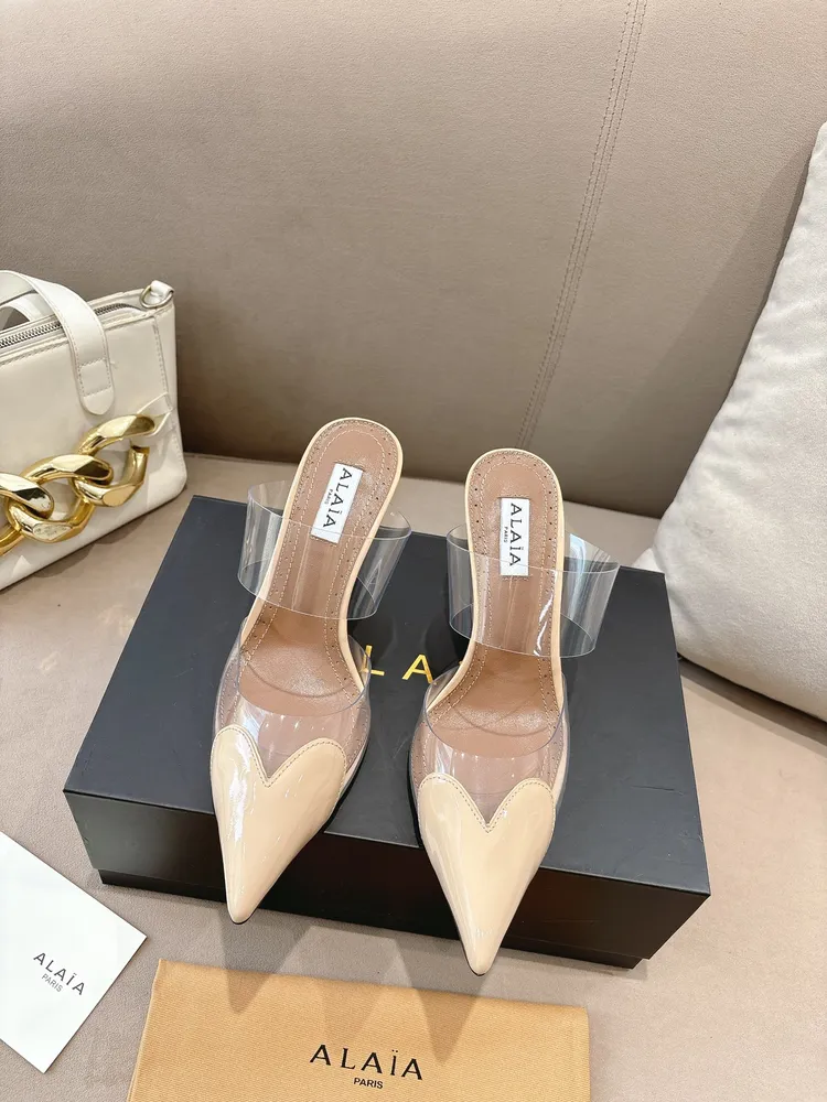 P660 ALAÏA2026 春夏HighLove坡跟穆勒鞋 標誌性愛心鞋頭+透明PVC拼接，辨識度超高!漆皮與裸色透明材質結合，視覺輕盈，坡跟設計拉長腿部線條，穿著更穩