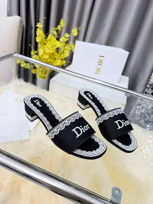Dior 2026春夏系列中跟拖鞋，精緻優雅。鞋面5D設計，Dior標誌超有辨識度，日常或度假都能輕鬆駕馭。Oblique壓紋是Dior經典元素，搭配蕾絲刺繡，法式浪漫氛圍感拉滿！鞋底輕便，長時間穿也不累，實用又時髦，是春夏必入單品～