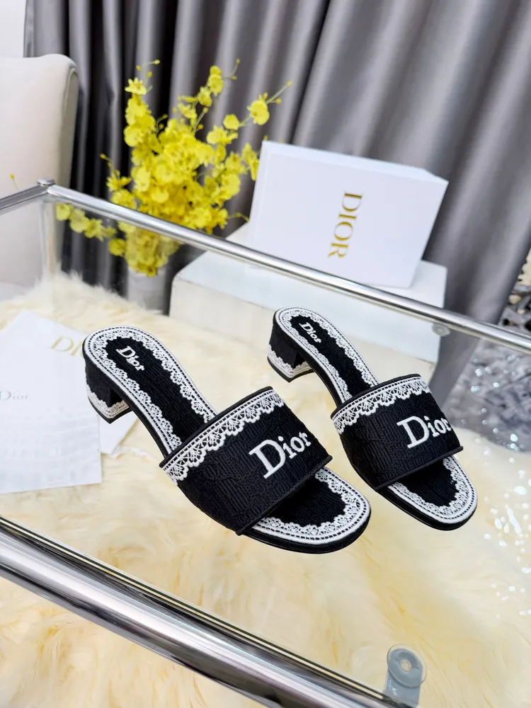 Dior 2026春夏系列中跟拖鞋，精緻優雅。鞋面5D設計，Dior標誌超有辨識度，日常或度假都能輕鬆駕馭。Oblique壓紋是Dior經典元素，搭配蕾絲刺繡，法式浪漫氛圍感拉滿！鞋底輕便，長時間穿也不累，實用又時髦，是春夏必入單品～