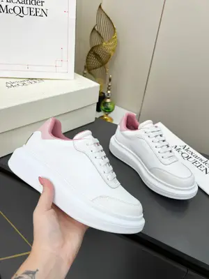 Alexander McQueen·亞歷山大麥昆 皮革 繫帶圓頭 低幫 生活休閒鞋 情侶鞋！2025最新米蘭時裝週T臺走秀款，獨特個性的設計，上腳超有範，圓頭的設計讓腳趾得到完全的釋放。超下血本， 購入多雙原版，拆解復刻。超級爆款，專櫃品質