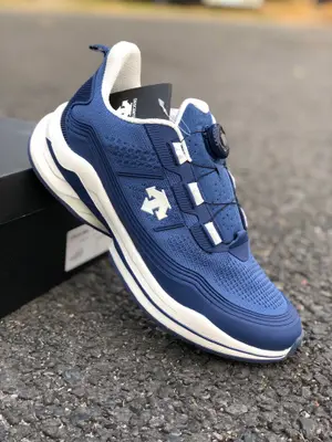 P700    官網同步！強力推薦款 鞋給力價給力！原單DESCENTE迪桑特 RUNNING 男款運動慢跑鞋 透氣針織鞋面搭配BOA螺絲繫帶系統 帶來舒適便捷的穿著體驗！較厚的鞋底設計為跑步提供更好的緩震舒適性(前掌及後跟特別加高側牆，提