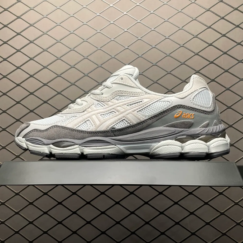 💰530  純原 Asics 亞瑟士 GEL-NYC 低幫運動休閒跑步鞋 1203A383-026 外貿平臺專供 大廠出品 細節到位 區別市面通貨 尺碼：36 37 37.5 38 39 39.5 40 40.5 41.5 42 42.5