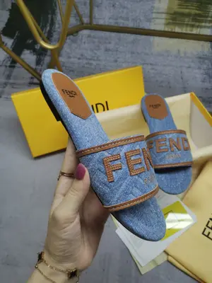 FENDI最新爆款，進口帆布字母刺繡，上腳舒適，35-42碼，P560，真皮大底+30
