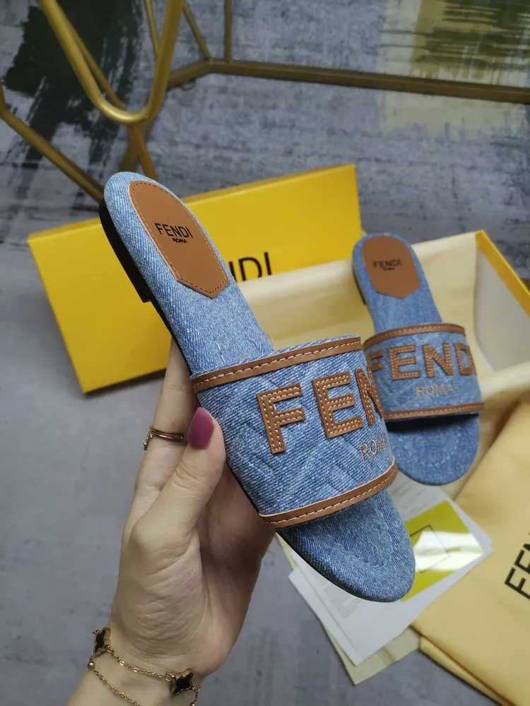 FENDI最新爆款，進口帆布字母刺繡，上腳舒適，35-42碼，P560，真皮大底+30